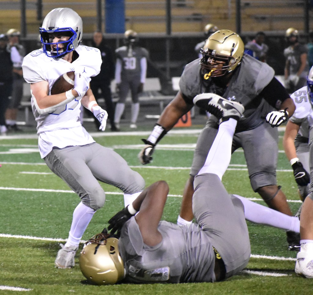 SLETTEN SHINES, HUSKIES THUMP&nbsp;EAGLES